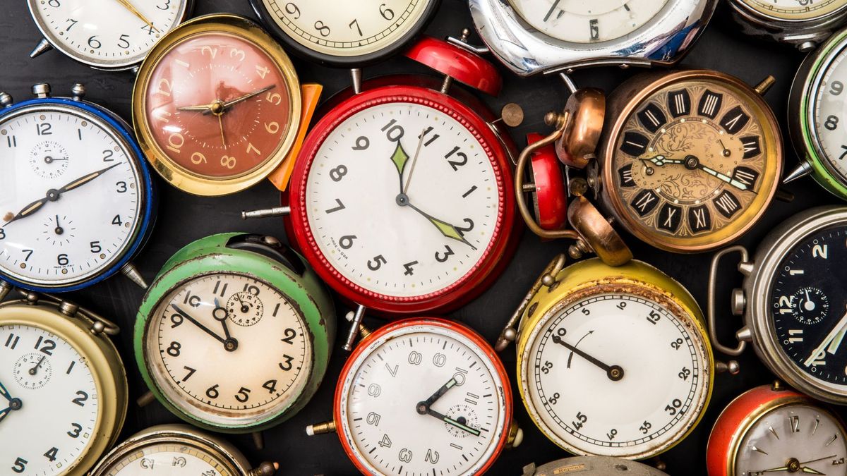 Europeos retrasan una hora su reloj por el cambio de horario de verano a invierno este fin de semana
