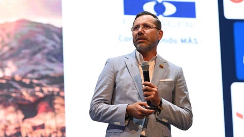 Ministro de Vivienda, Jaime Beltrán, en medio del cierre del Congreso Colombiano de Construcción.jpg