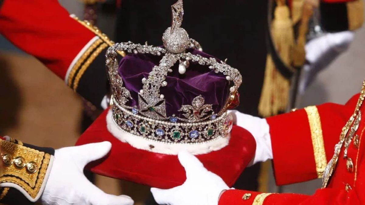 La corona expondrá en el Palacio de Buckingham algunas de sus joyas.