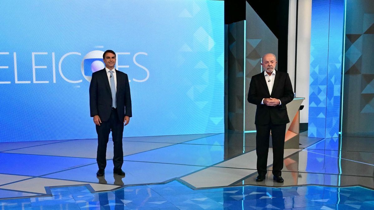 Luiz Inácio Lula da Silva y Flávio Bolsonaro en el segundo debate televisado antes de la segunda vuelta de las elecciones presidenciales en Brasil
