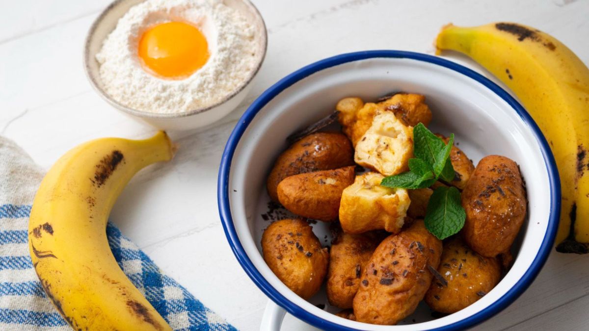El plátano maduro se utiliza en distintas preparaciones, desde tajadas fritas hasta recetas cocinadas con panela o almíbar.