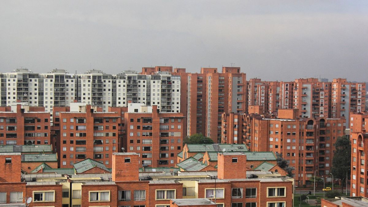 El artículo 59 de la Ley 675 de 2001 contempla tres tipos de sanciones: la publicación de la lista de infractores, las multas económicas y la restricción del uso de determinados bienes comunes no esenciales.