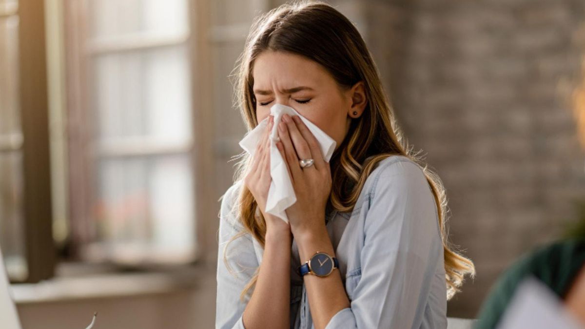 La rinitis es una inflamación del revestimiento interno de las fosas nasales que provoca síntomas como congestión, estornudos y secreción nasal.