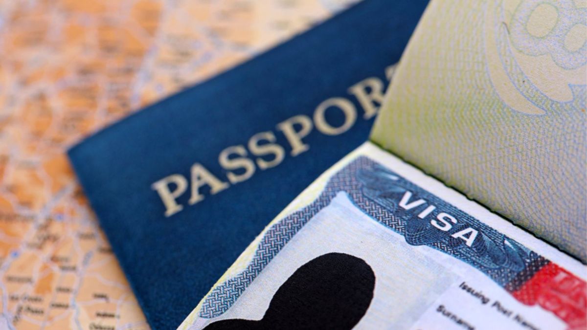 Pueden exigir el pasaporte vigente, un tiquete de regreso, una reserva de alojamiento y pruebas de solvencia económica.
