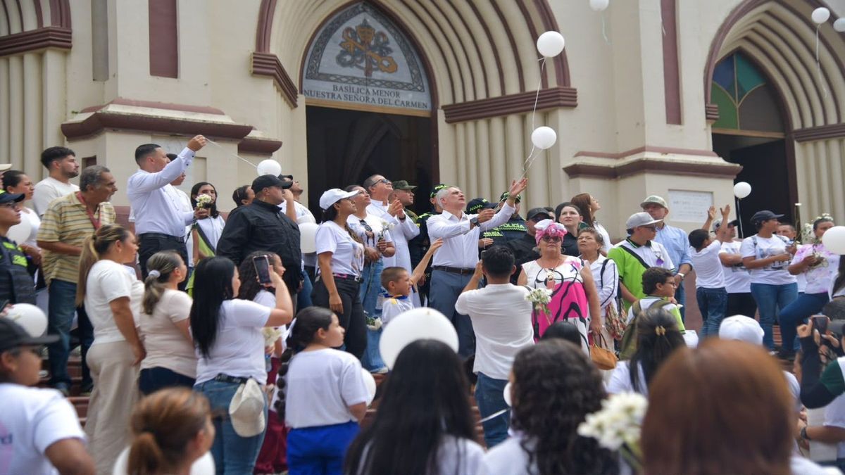 Gobernador de Antioquia, Andrés Julián Rendón, en el homenaje de Jhady Sofía