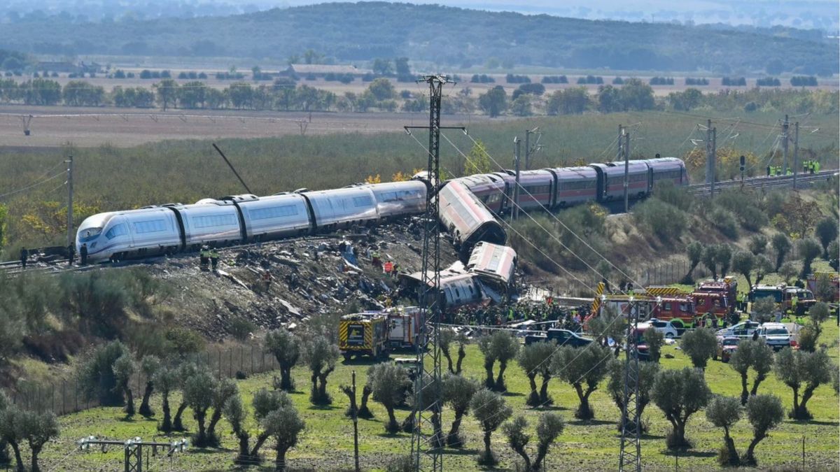 Miguel Ángel Pérez Laguna, uno de los pasajeros del tren involucrado en el accidente ferroviario ocurrido cerca de la estación de Urda, en Toledo, España, relató en entrevista con el Noticiero de La FM cómo vivió la colisión y qué observó después del impacto.