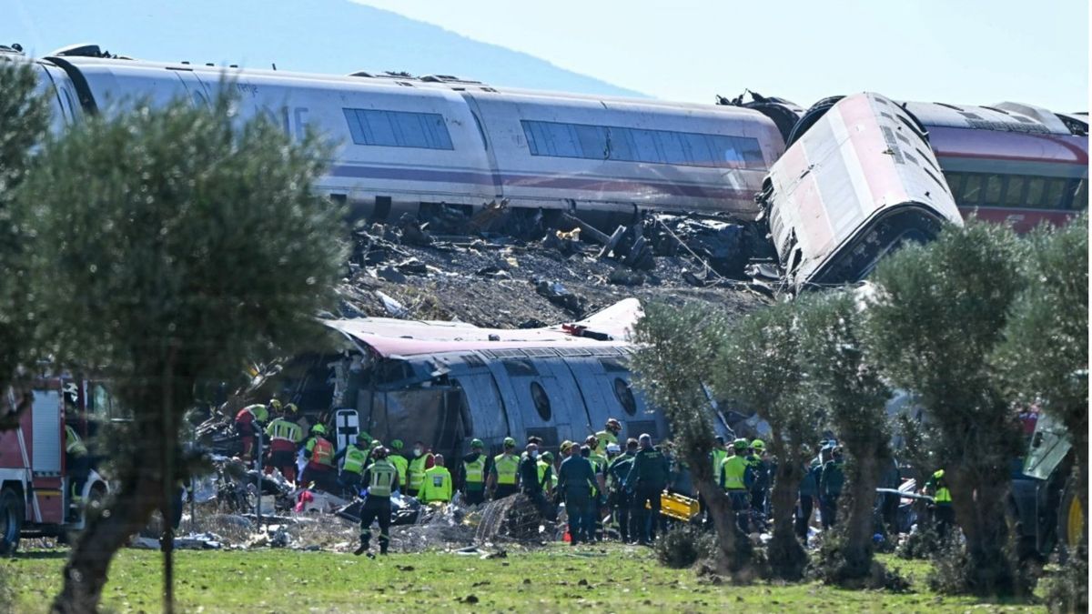 El accidente deja a más de cien personas afectadas tras el impacto.