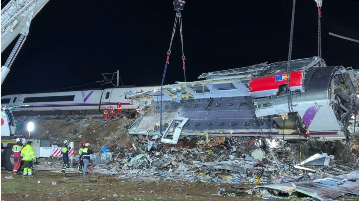 Las autoridades aún buscan a pasajeros desaparecidos en el lugar del incidente.