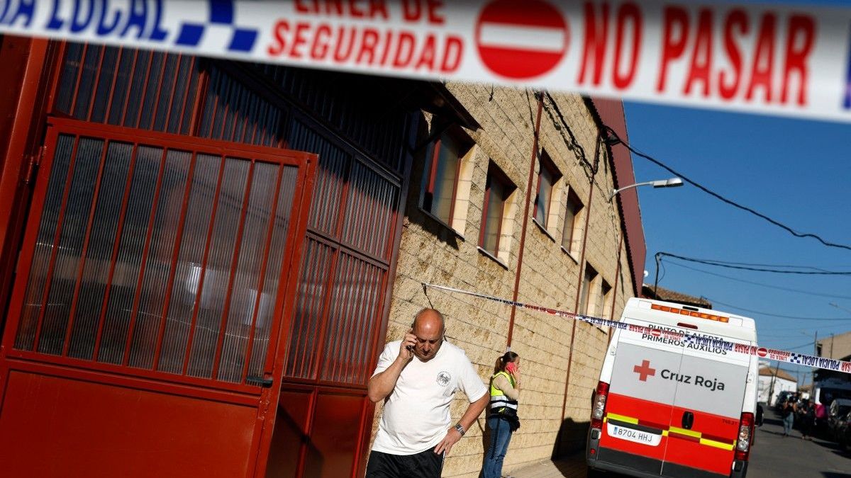 Un hombre habla por teléfono frente a un centro de apoyo para familiares de víctimas desaparecidas en Urda