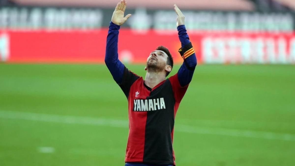 Lionel Messi con la camiseta de Newell's homenajeando a Maradona tras su muerte en 2020