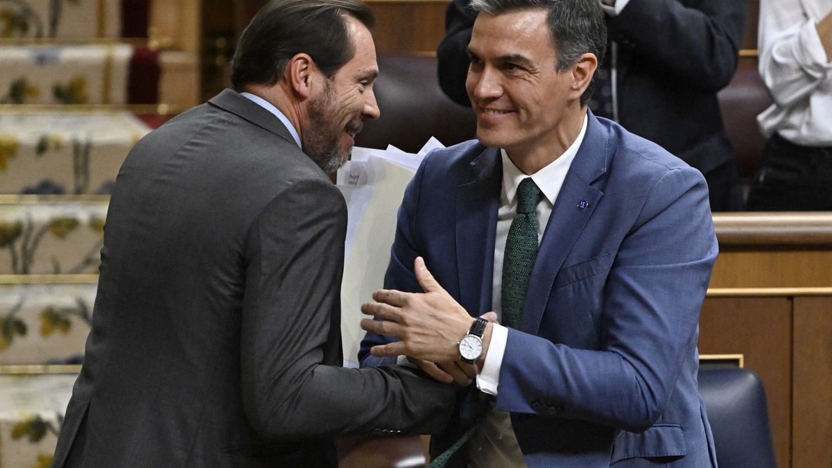 Óscar Puente, ministro de Transportes de España y presidente del Gobierno, Pedro Sánchez