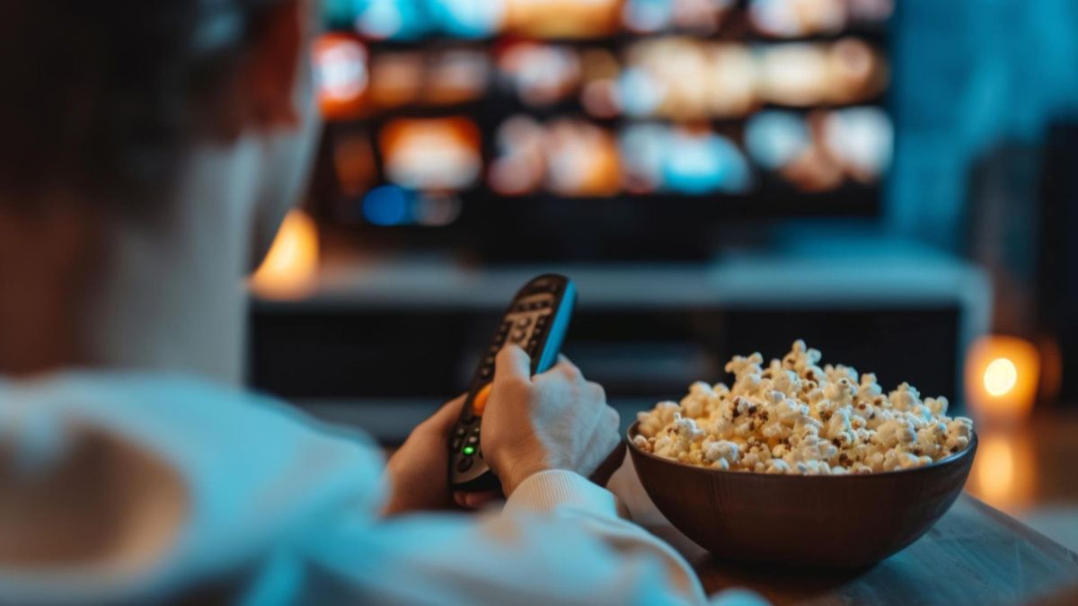 El fin de semana de Halloween también ofrece alternativas para quienes prefieren celebrar desde casa con una maratón de películas de terror.