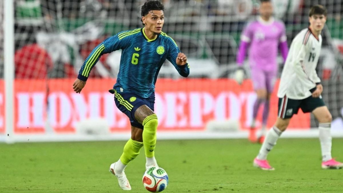 El colombiano jugó siete minutos en su club.