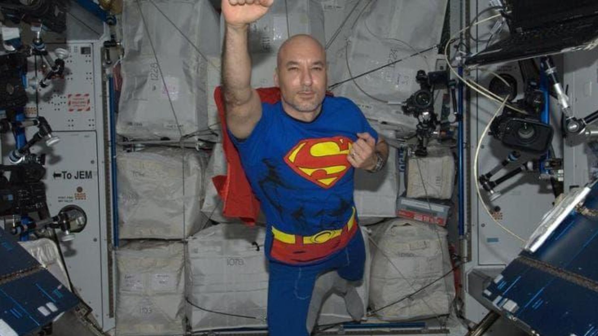 El astronauta italiano aprovechó la ingravidez para ejecutar un 'vuelo' a lo Superman. (2013)