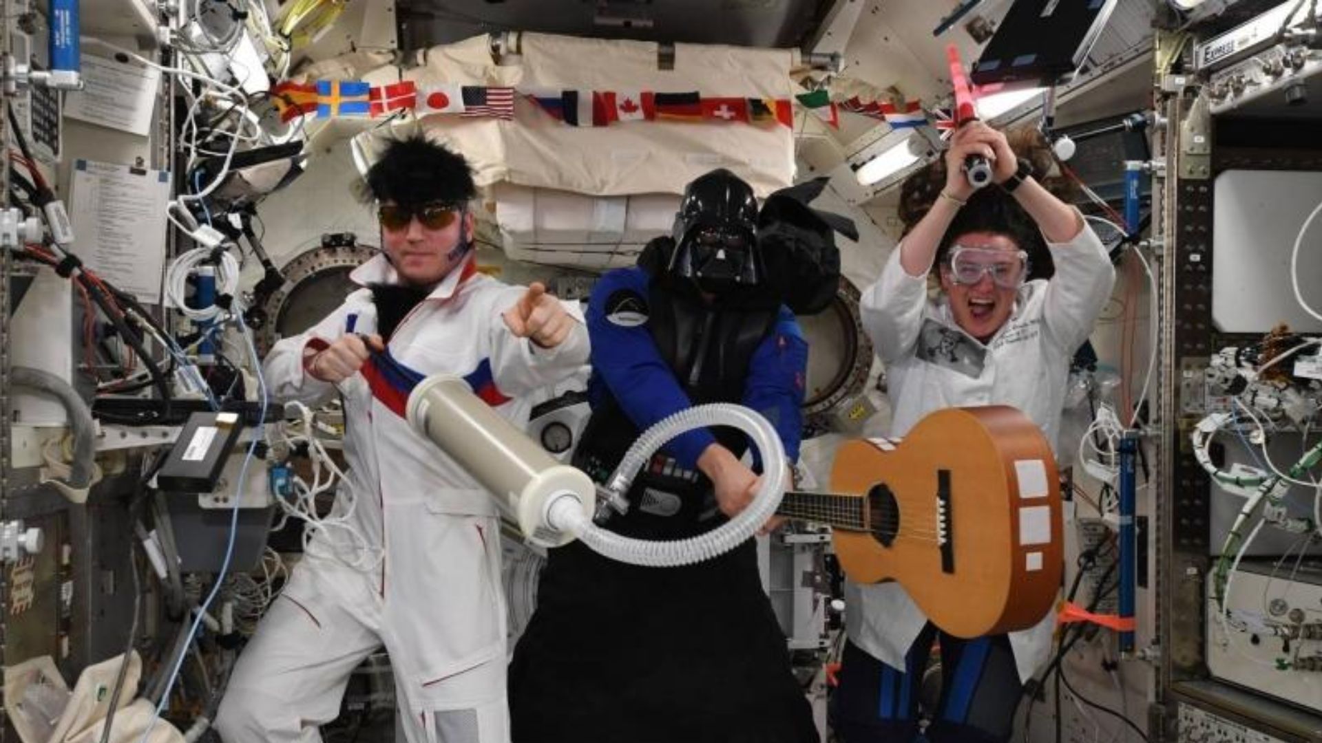 Los astronautas no ocultan su fascinación por el día de las brujas. (2025)