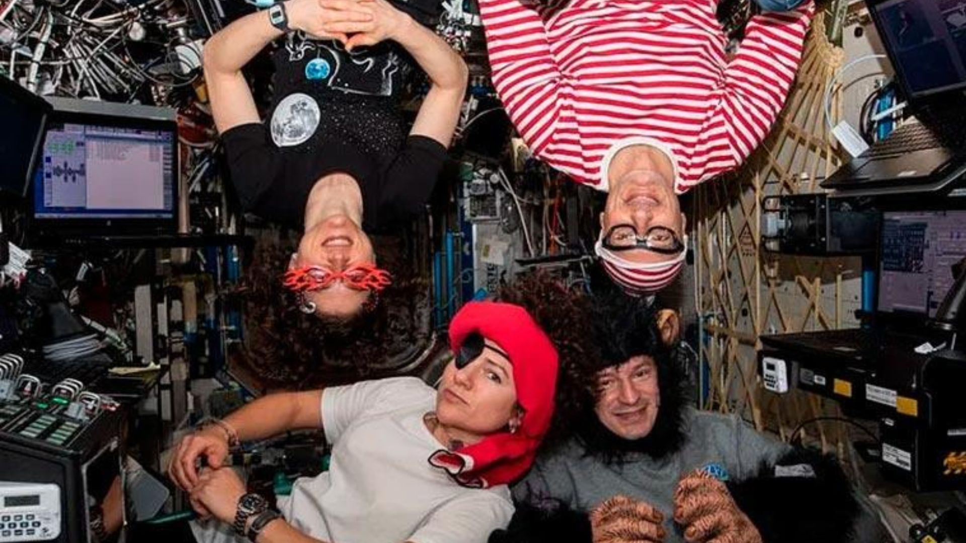 Los astronautas se disfrazan para enviar fotos a la Tierra. (2019)