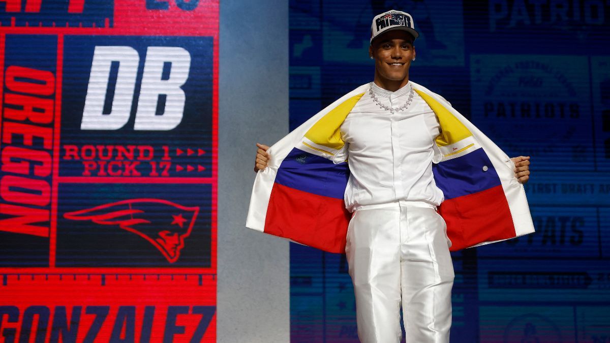 Christian González en su presentación en el Draft de 2023 portando la bandera de Colombia 